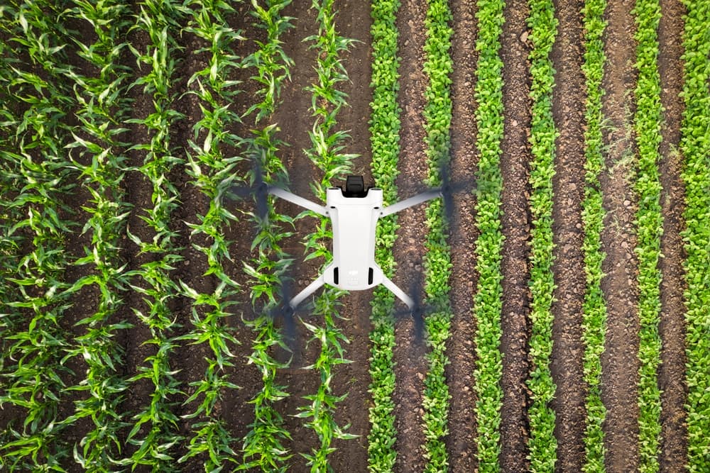 Tractor autónomo arando un campo con precisión impulsada por IA