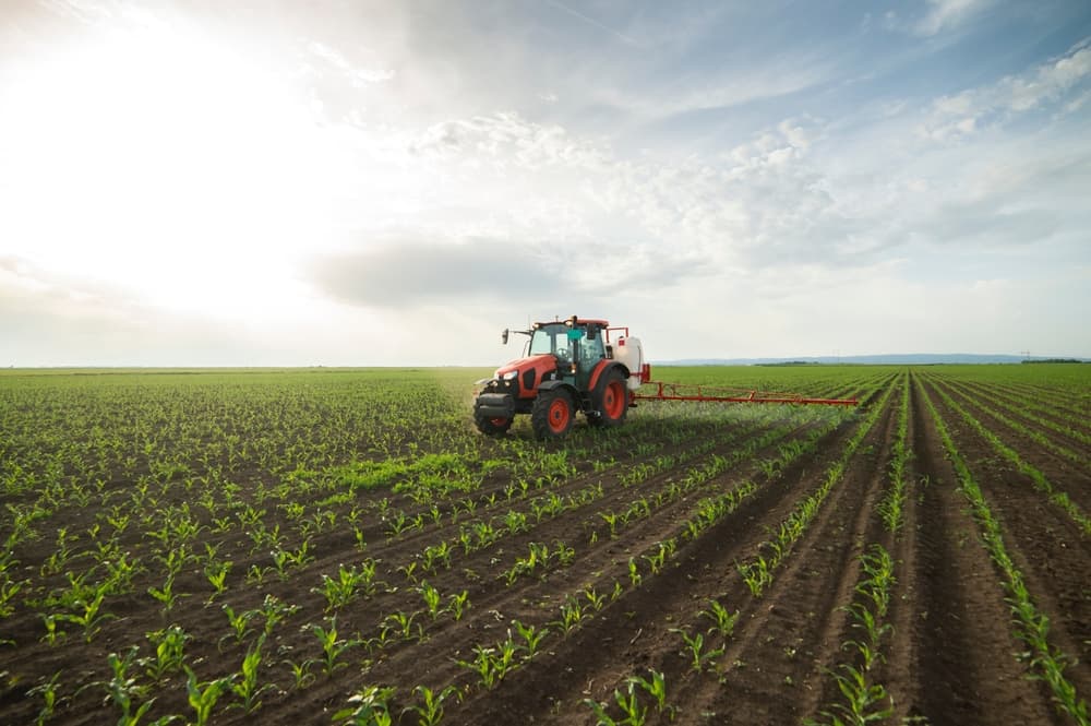 Agricultor analizando datos agrícolas impulsados por IA en una tableta