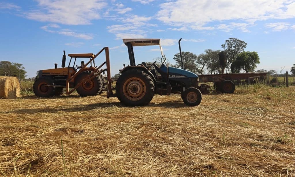 Tractor moderno en el campo
